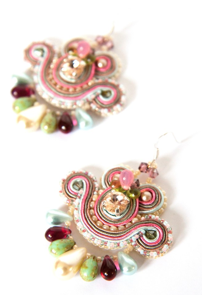 dissident sheep bijoux brodés haute couture mini earrings Sweet Almond 2 (1 sur 1)