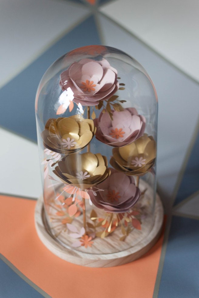 Dissident sheep bijoux brodés haute couture - Shooting au petit bonheur la fleur murielle jacquet - globes 2